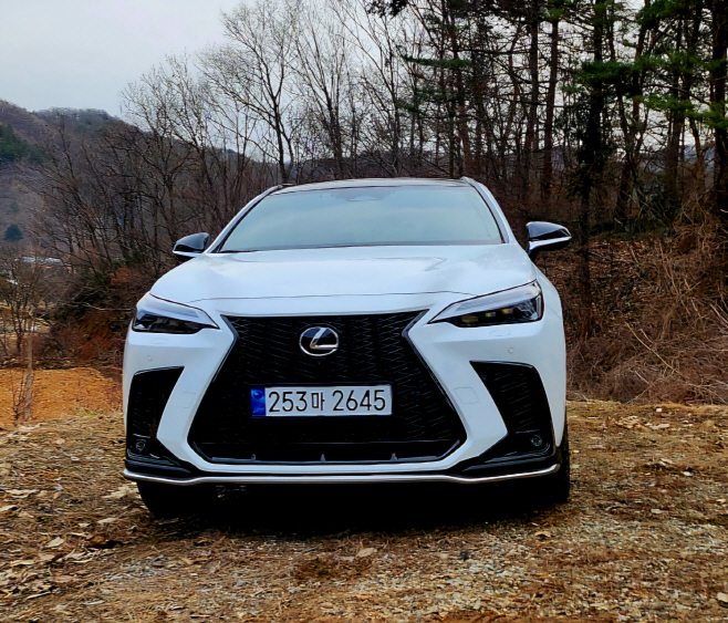[시승기] 존재감 뿜뿜 PHEV 렉서스 NX 450h+