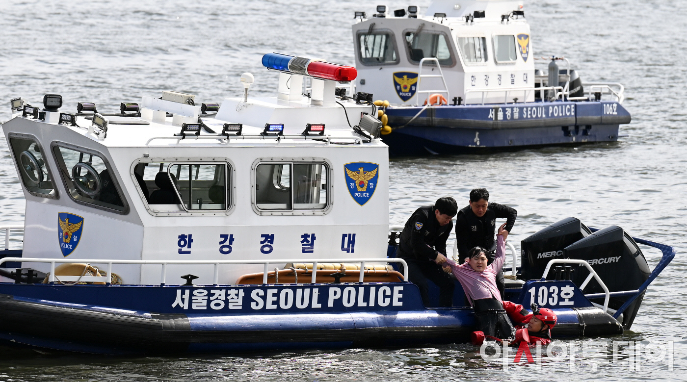 [포토]시민구조하는 한강경찰대