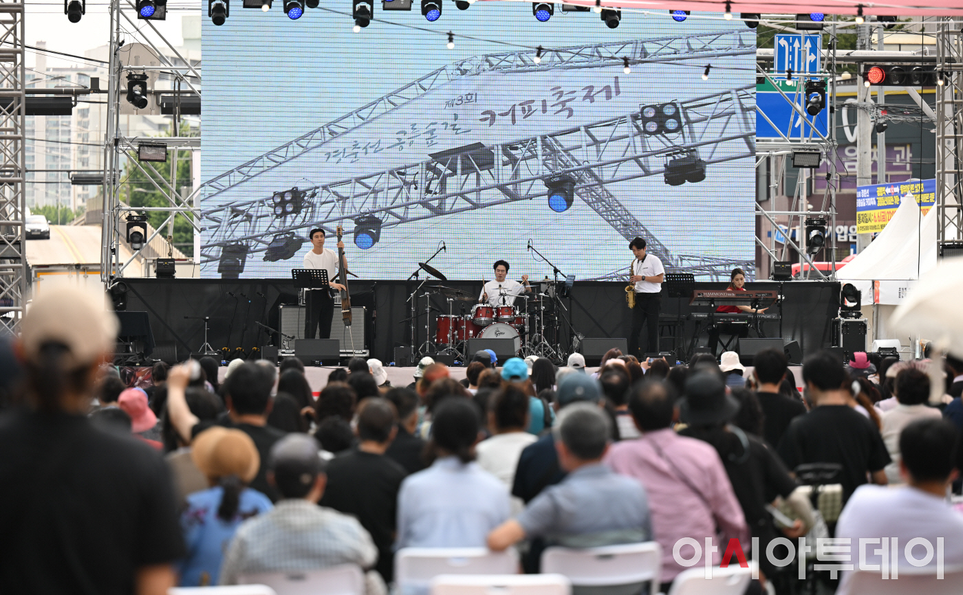 [포토] 경춘선 공릉숲길 커피축제 공연 즐기는 시민들