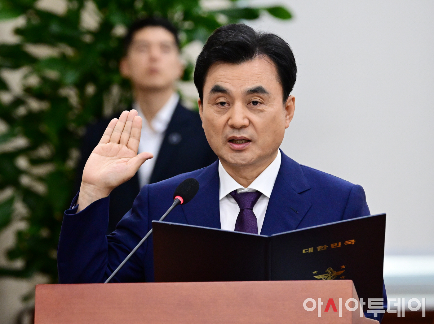 [포토] 선서하는 안규백 국방부 장관 후보자