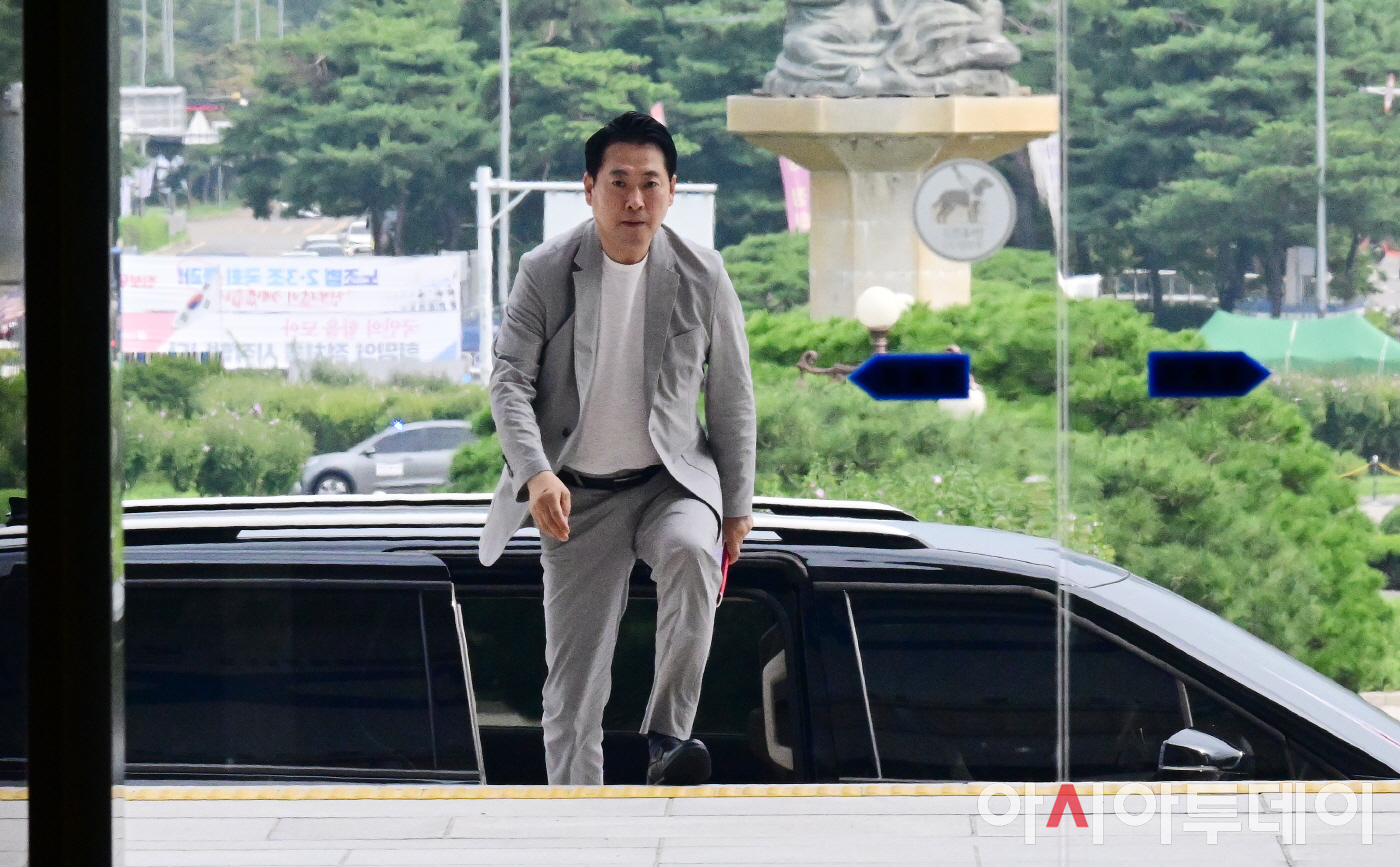 출근하는 장동혁 대표 관련자료 3