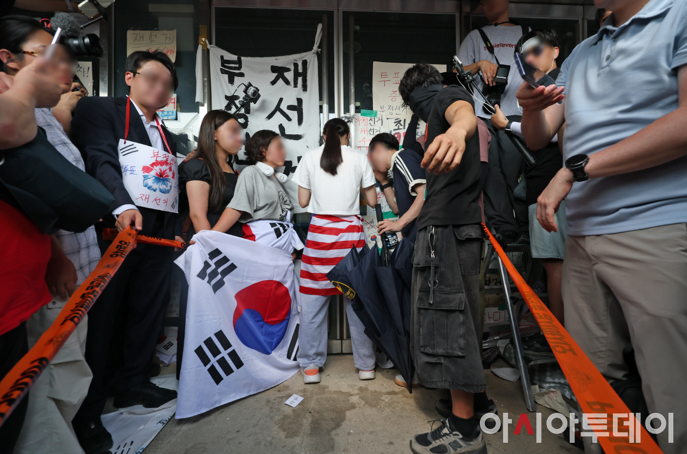 [포토] 잠실 개표소 체육단체 진입…1명 저항에 결국 무산