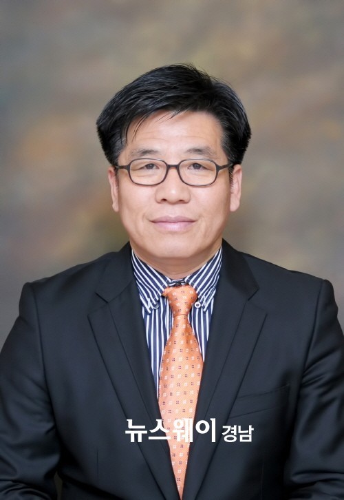 양산 향우 신공범 대표 고향 거창에 신발 기탁