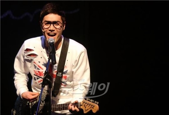 [NW포토]김찬호, 여심 잡는 기타 연주