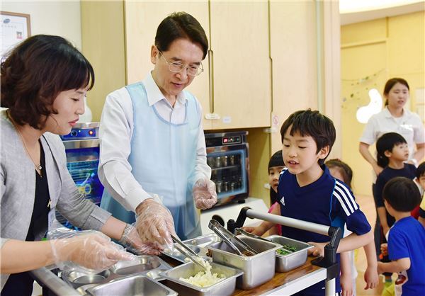신창재 교보생명 회장, ‘다솜이 어린이집’ 방문