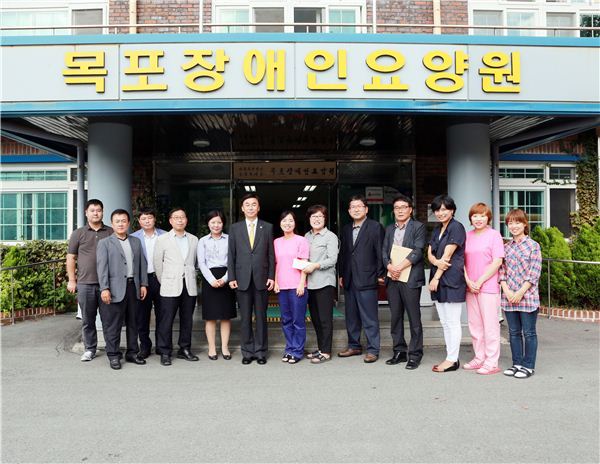 목포대, 추석 맞아 무안군 관내 사회복지시설에 후원금 전달