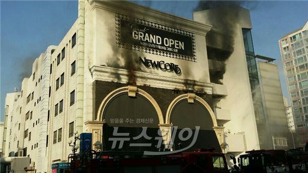 뉴코아 강남점 화재…점심시간 식당가에 고객 붐벼