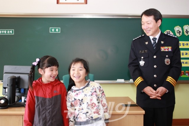 [NW포토]오상택 곡성경찰서장, 옥과초등학교 직접 방문 선행 학생 상장 수여