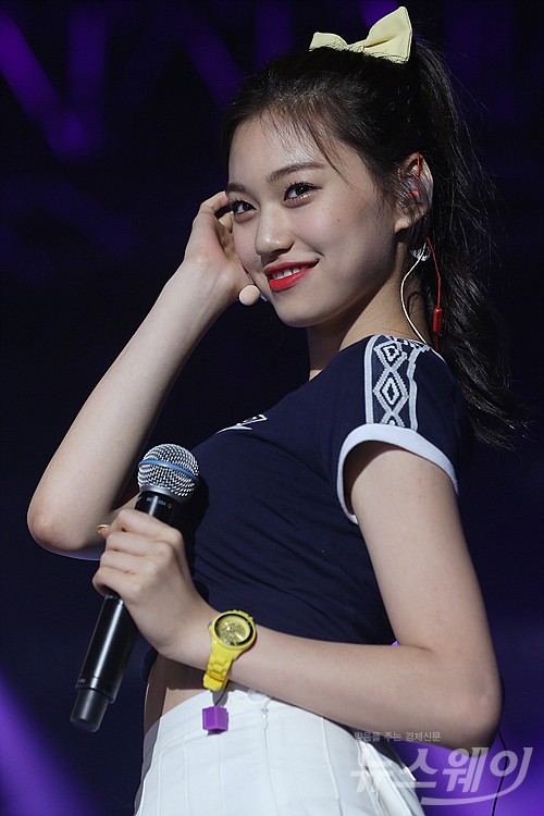[NW포토]아이오아이 도연, ‘18살의 도발적인 눈빛’