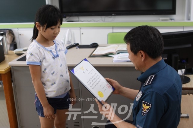 [NW포토]오상택 곡성경찰서장,우수학생 시상 및 학교폭력 예방 교육 실시