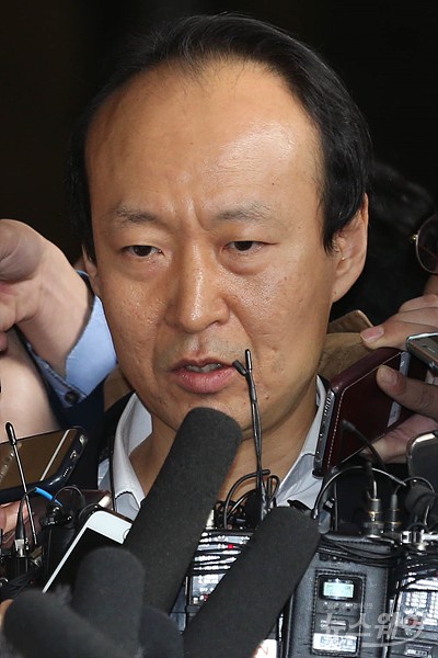 [포토]문고리 3인방, ‘기자들의 질문에 답하는 이재만 전 청와대 총무비서관’