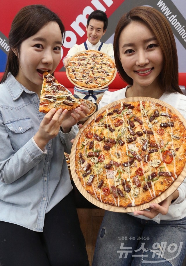 [포토]도미노피자, ‘봄 신제품 더블크러스트 치즈멜팅 피자 출시’