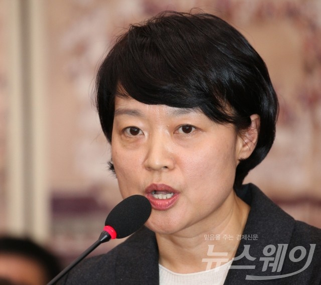 [NW포토]질의에 답하는 한성숙 네이버 대표