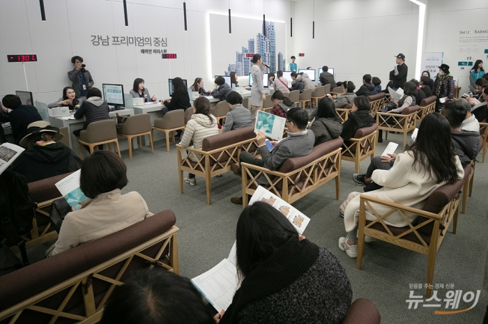 [NW포토]마지막 ‘강남로또’ 래미안 리더스원 상담받는 시민들