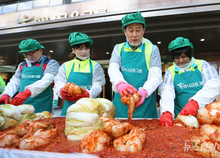 [NW포토]김정태 하나금융회장, ‘2018 모두 하나데이 사랑의 김장 나눔행사’