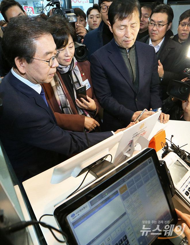 [NW포토]제로페이 시연하는 박원순시장과 민주당의원들