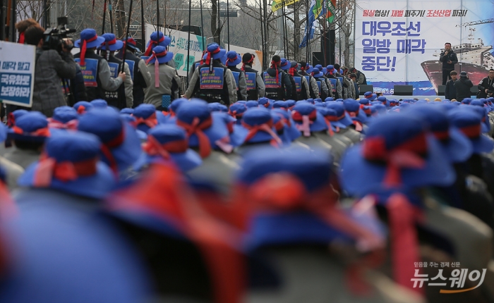 [NW포토]산업은행 앞 집회하는 대우조선해양 노조