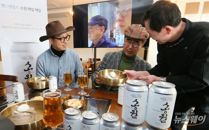 [NW포토]핸드앤몰트, 백두산 물로 만든‘소원 페일 에일’ 평양냉면과 함께