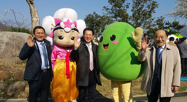 [NW포토]‘제21회 광양매화축제’ 마스코트 매향이와 매돌이