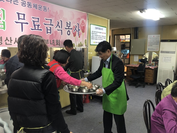 경산시 동부동 새마을부녀회, 어르신들께 무료급식봉사 실시