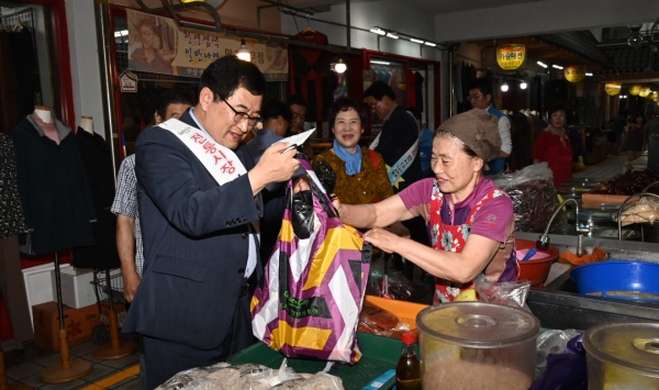 주낙영 경주시장, 전통시장 찾아 애로사항 청취하며 현장소통