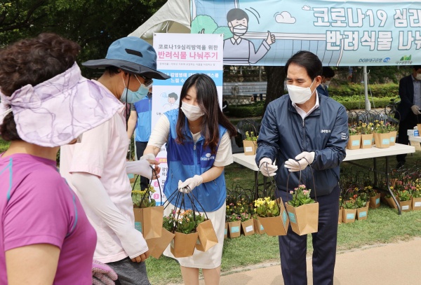 대구시설공단, 신천둔치 등에서 ‘반려식물 나눔행사’ 열어