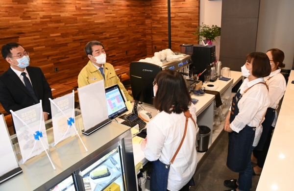 ‘저소득층 자립 지원’ 큐브릭 커피, 김천시청에 개점