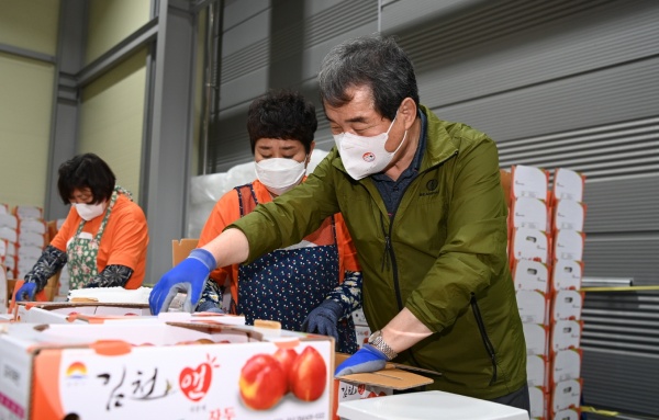 김충섭 김천시장, 자두 유통시설 증축현장 찾아 소통행보