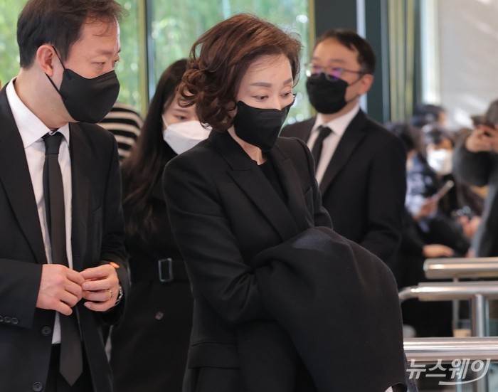 [NW포토]구지은 아워홈 부회장, 故 구자홍 LS 회장 빈소 조문