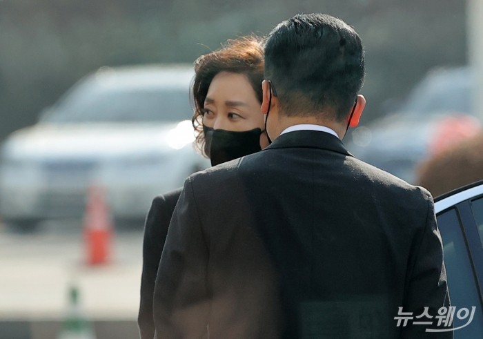 [NW포토]故 구자홍 회장 조문 마치고 나서는 구지은 아워홈 부회장
