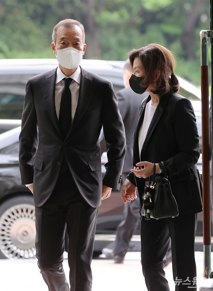 [NW포토]故 구자학 아워홈 회장의 빈소 들어서는 최치훈 삼성물산 사장