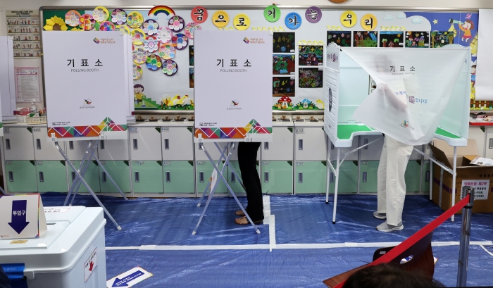 지방선거 오후 1시 투표율 38.3%…사전투표율 반영
