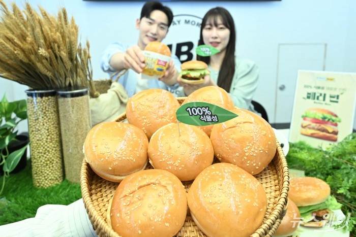 [한 컷]신세계푸드 노브랜드 버거, 20일부터 100% 식물성 번 전격 전환