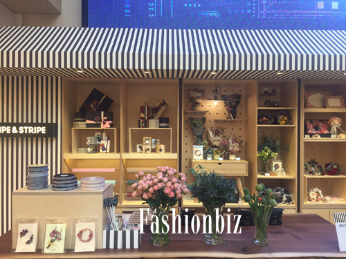 AK분당 시그니처 살린 스트라이프&스트라이프 주목