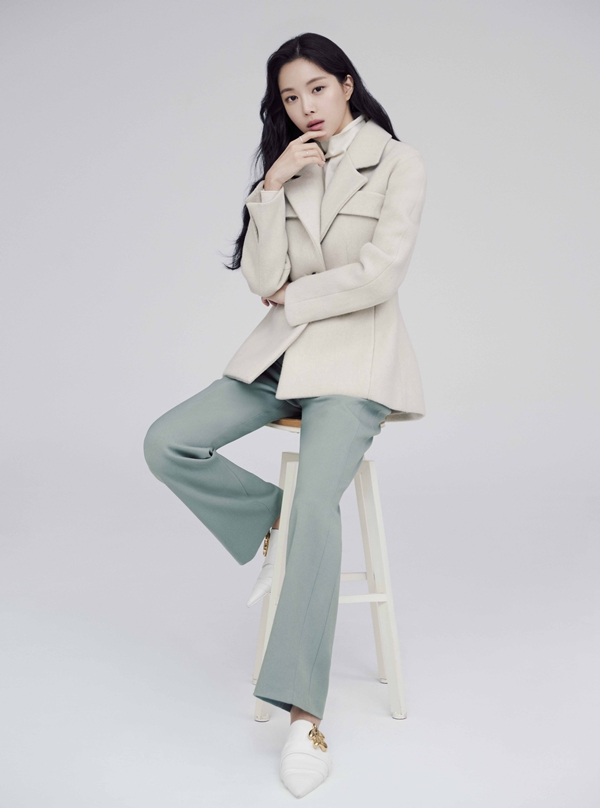 제이제이지고트 손나은 화보로 트렌디룩 공개