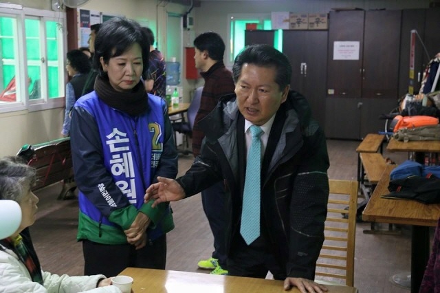 ‘더컷 유세단’ 정청래 “새누리는 옥새투쟁, 국민의당은 도끼 들지만…”