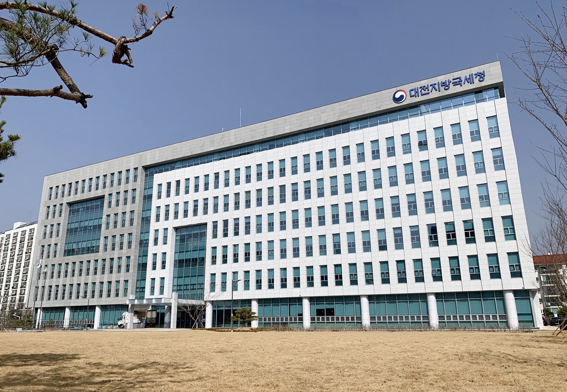 대전국세청, 경북·강원 지역 산불 피해복구 성금 전달