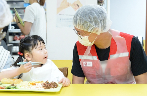 LG전자, 추석 앞두고 서울 암사재활원에서 임직원 봉사활동 진행