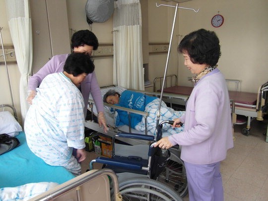 어릴적 간호사 꿈 간병인으로 이뤘죠