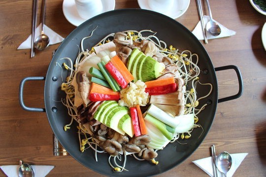 우리콩으로 직접 만든 천연자연식 손두부 전골