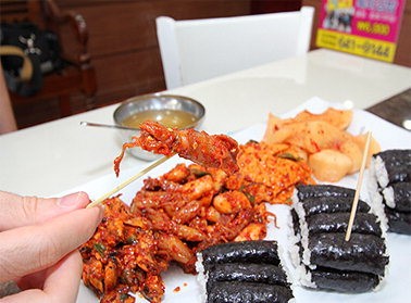 매콤한 홍합·호래기 무침+꼬마김밥 원조 무김치 인기 넘보는 환상 궁합