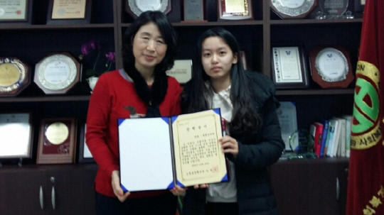 고사리 손 알뜰 시장 수익금 보육원에 장학금으로