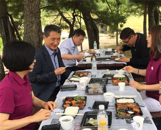 부여군시설관리공단 매표소 직원과 소통하는 시간 가져