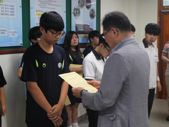 대산 장학회, 명지중에 장학금 300만원 전달