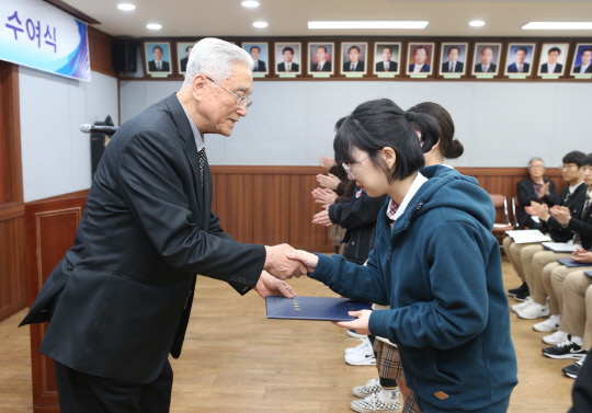 (재)정암장학회, 보령지역 인재 육성위한 장학금 전달