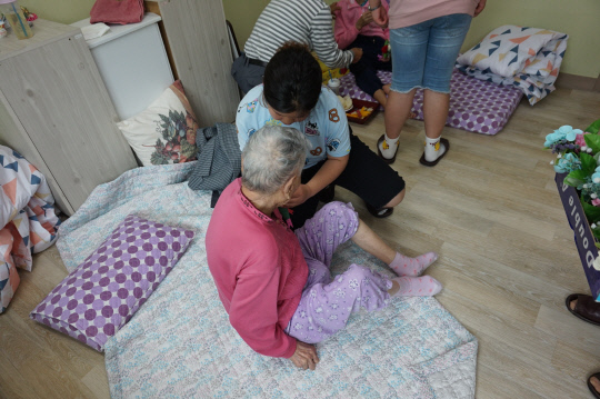 논산다문화지원센터, 요양원 어르신 카네이션 달아주기