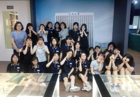 [사진뉴스] 대전삼천중학교 1학년 4반 교사, 학생 26명은 신문박물관 견학