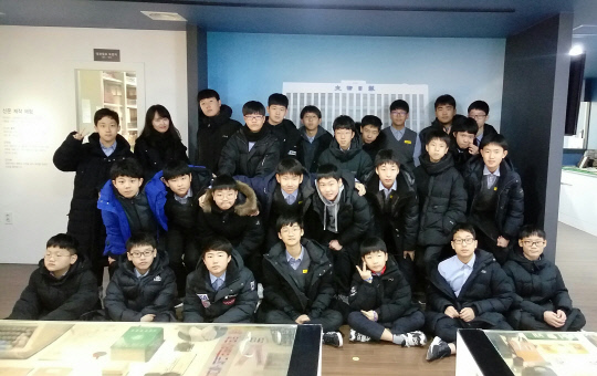 [사진뉴스] 대전탄방중학교 교사, 학생 27명은 10일 대전일보신문박물관 견학