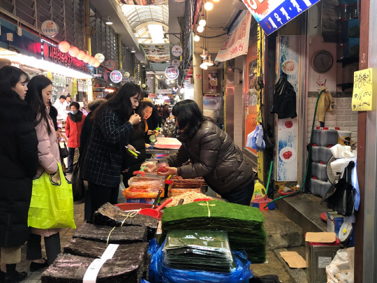 [사진뉴스] 새해맞이 온양온천시장 ‘NEW장보기’