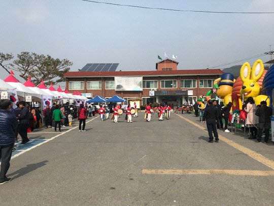 홍성군 구항면 빨간장터 개장 눈길